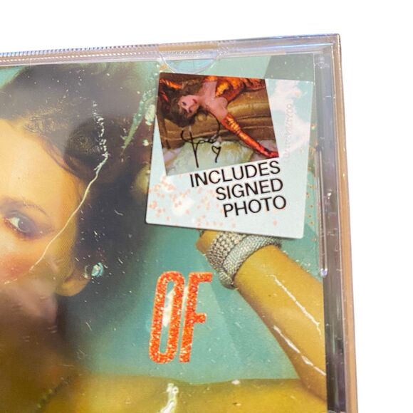 New Taylor Swift The Life of a Showgirl CD SIGNED Photo 2 In Hand Sealed TLOASG - Picture 2 of 4